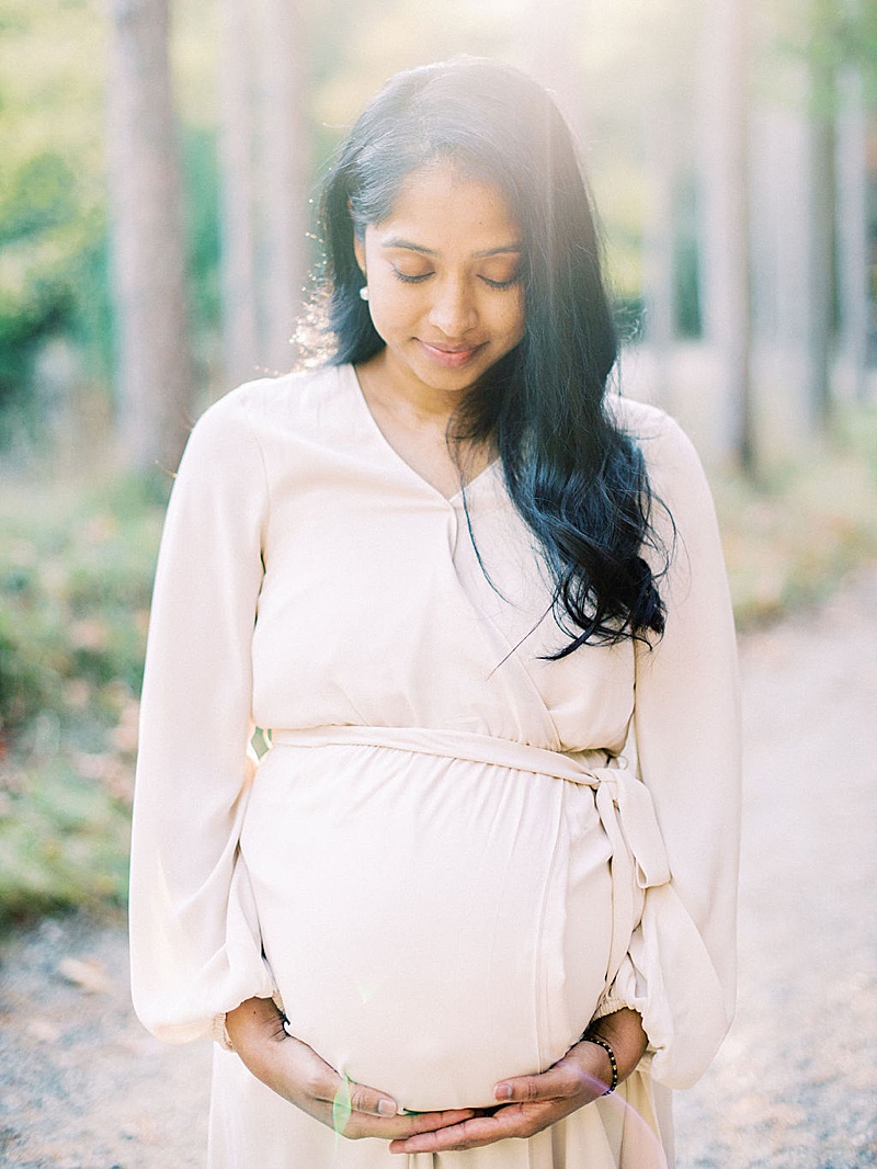 outdoor maternity session Ontario Canada motherhood anthology feature pregnant mama in the sun