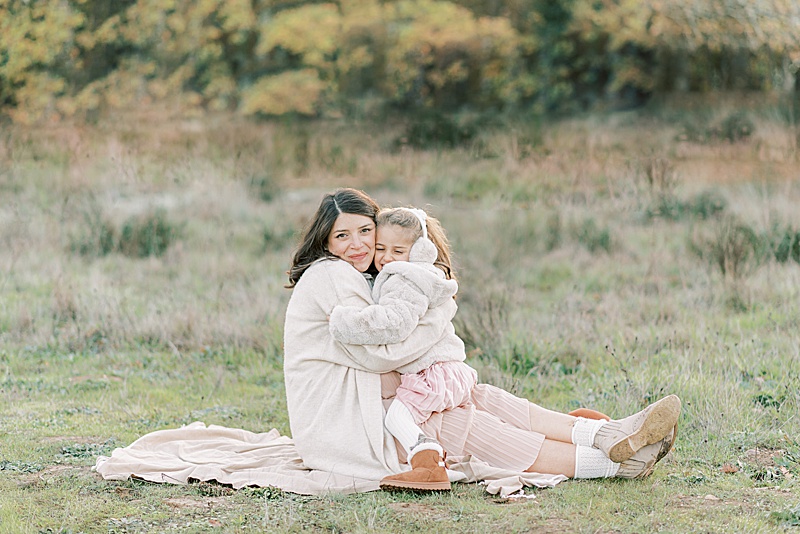 winter family session in Paris France photographed by Mariana de Albuquerque featured on The Motherhood Anthology blog mom and daughter hugging
