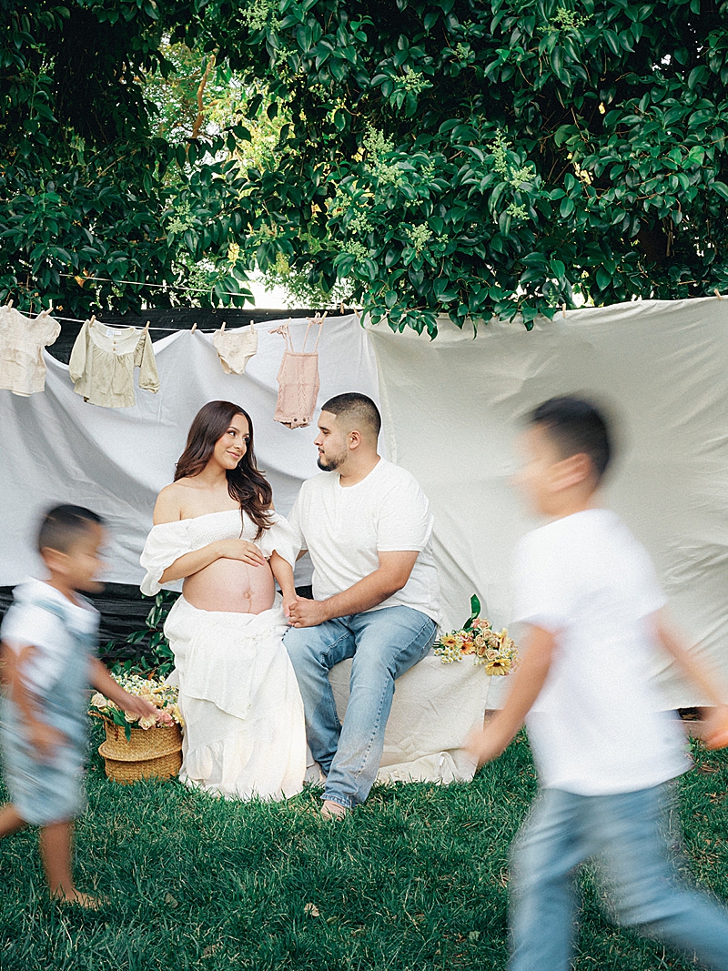 lifestyle maternity photography session full family Latina outdoor garden and bohemian vibes Portra 800 film photography natural light motion blur